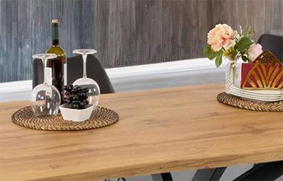 Bei Massivholmöbel Gläser auf Untersetzer