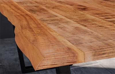 Esstisch aus Mango-Holz - ausdrucksstark