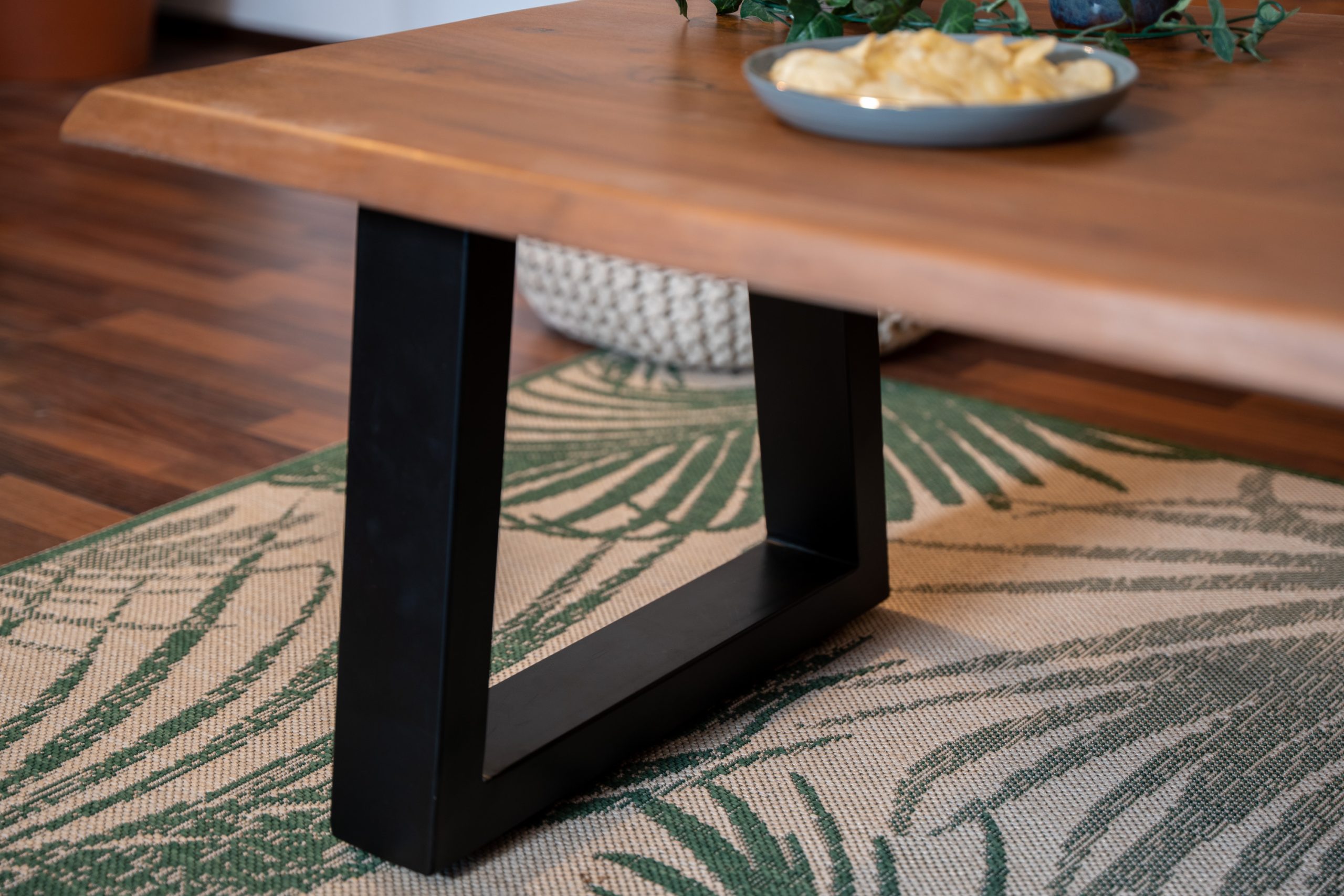 Couchtisch Baumkante Akazie nussbaum 115 x 60 cm Trapez-Gestell schwarz APRIL – Bild 5