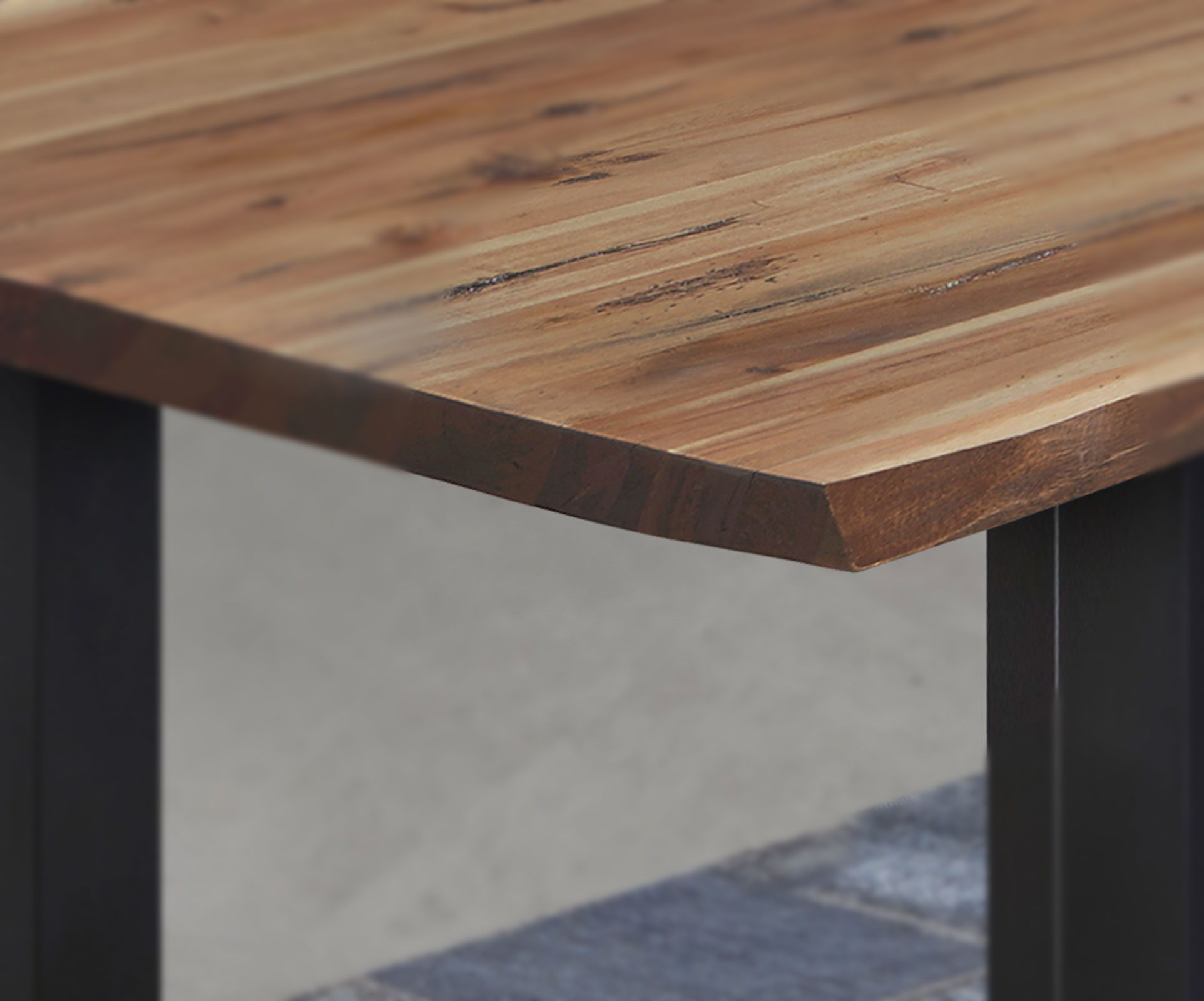 Couchtisch Baumkante massiv Akazie natur 90 x 90 schwarz NOAH – Bild 5