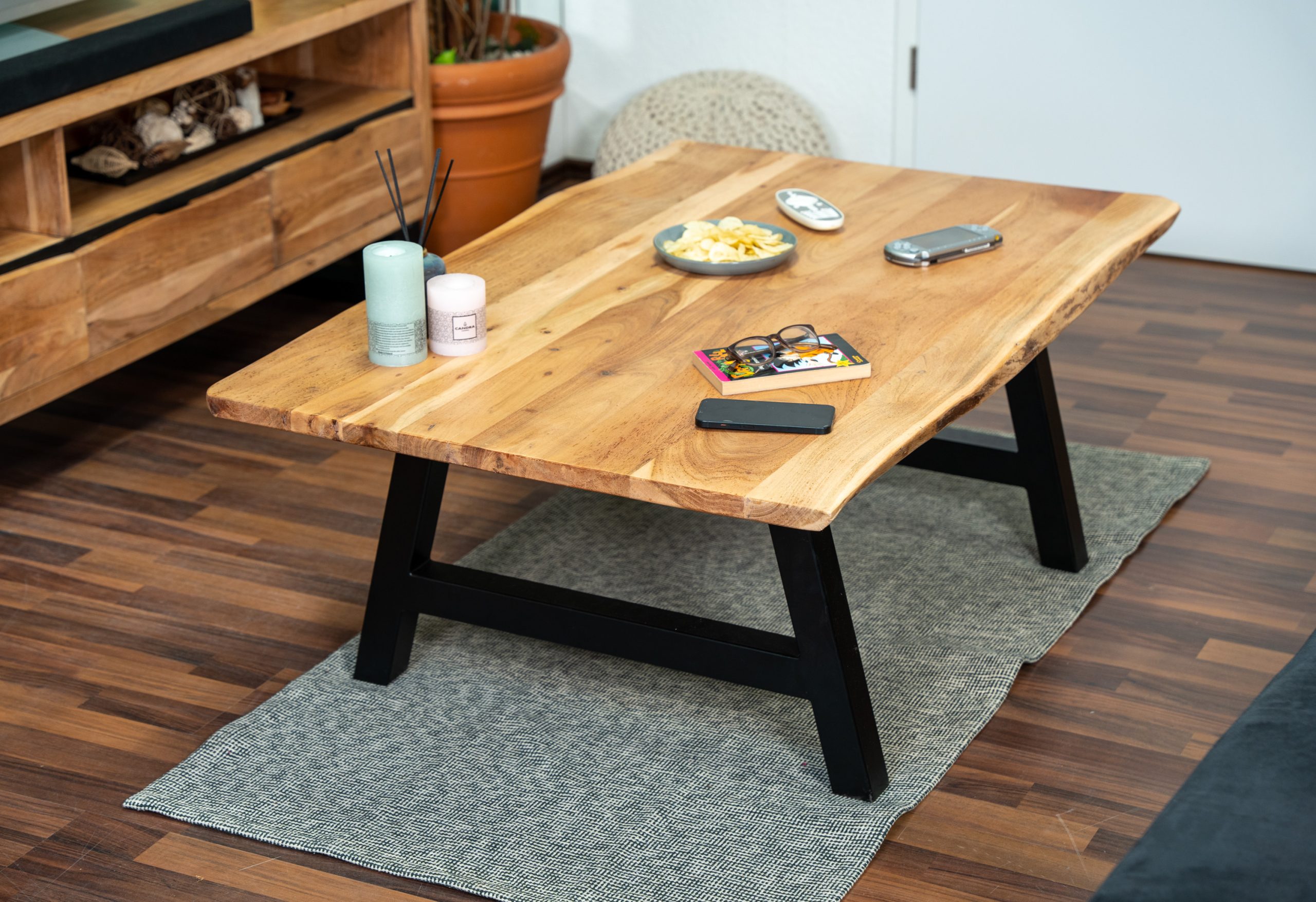 Couchtisch Baumkante 120 x 80 cm Akazie naturfarben A-Gestell schwarz Quintus