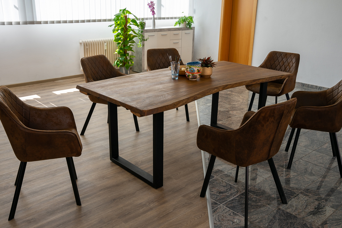 Baumkantentisch nougat 160(260)x90cm mit Ansteckplatten U-Gestell schwarz BARCELONA – Bild 3