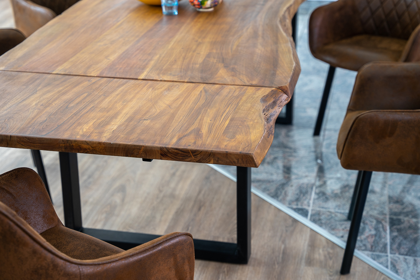 Baumkantentisch nougat 200(300)x100cm mit Ansteckplatten U-Gestell schwarz BARCELONA – Bild 8