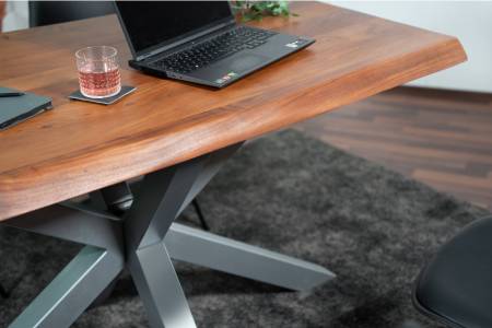 SAM_NEU-Esszimmer-Baumkante-Tische-Cali_aufgedoppelt-Spider_Gestell-BKT-nuss-silber-140-BKT_Cali_04