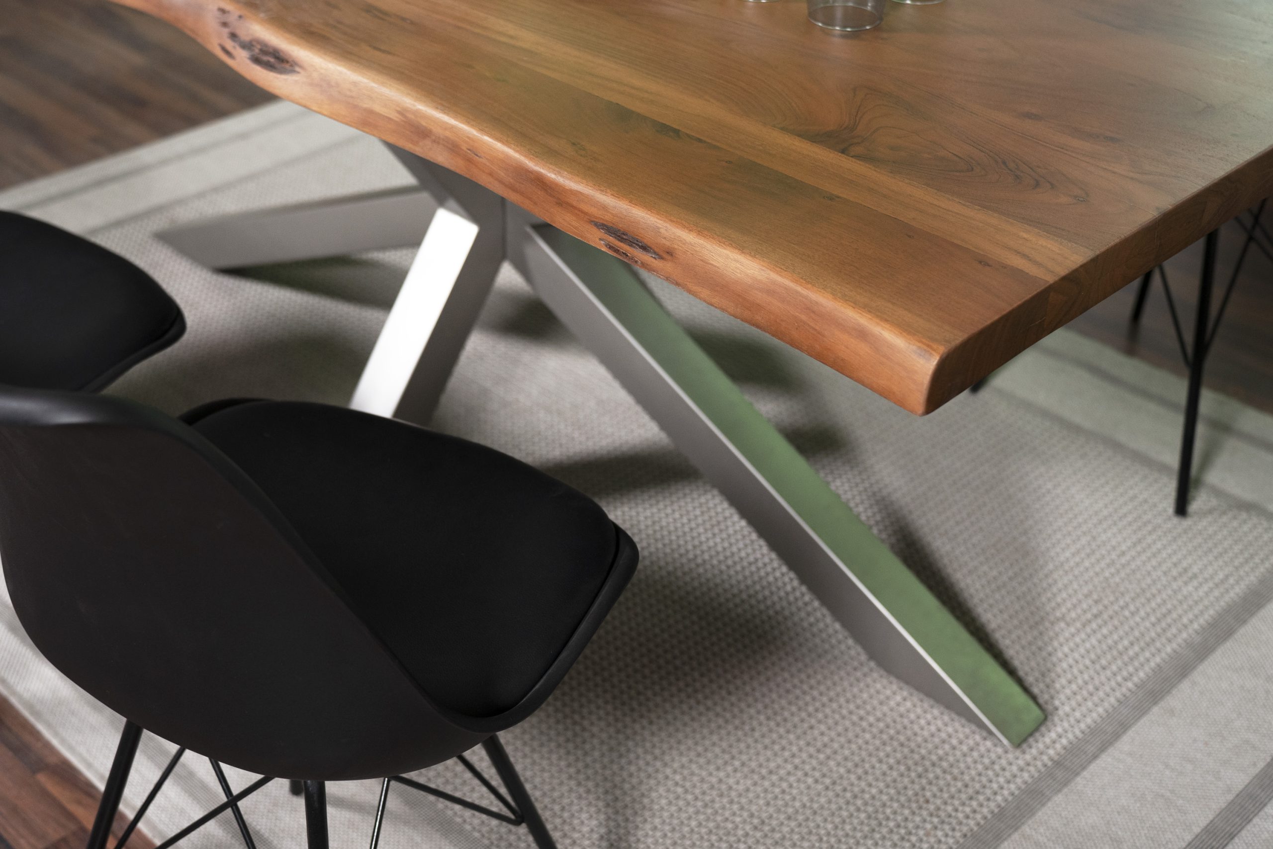 B-Ware Esstisch Baumkante Akazie massiv 50mm Nussbaum 260 x 100 cm Spider-Gestell silber CALI – Bild 5