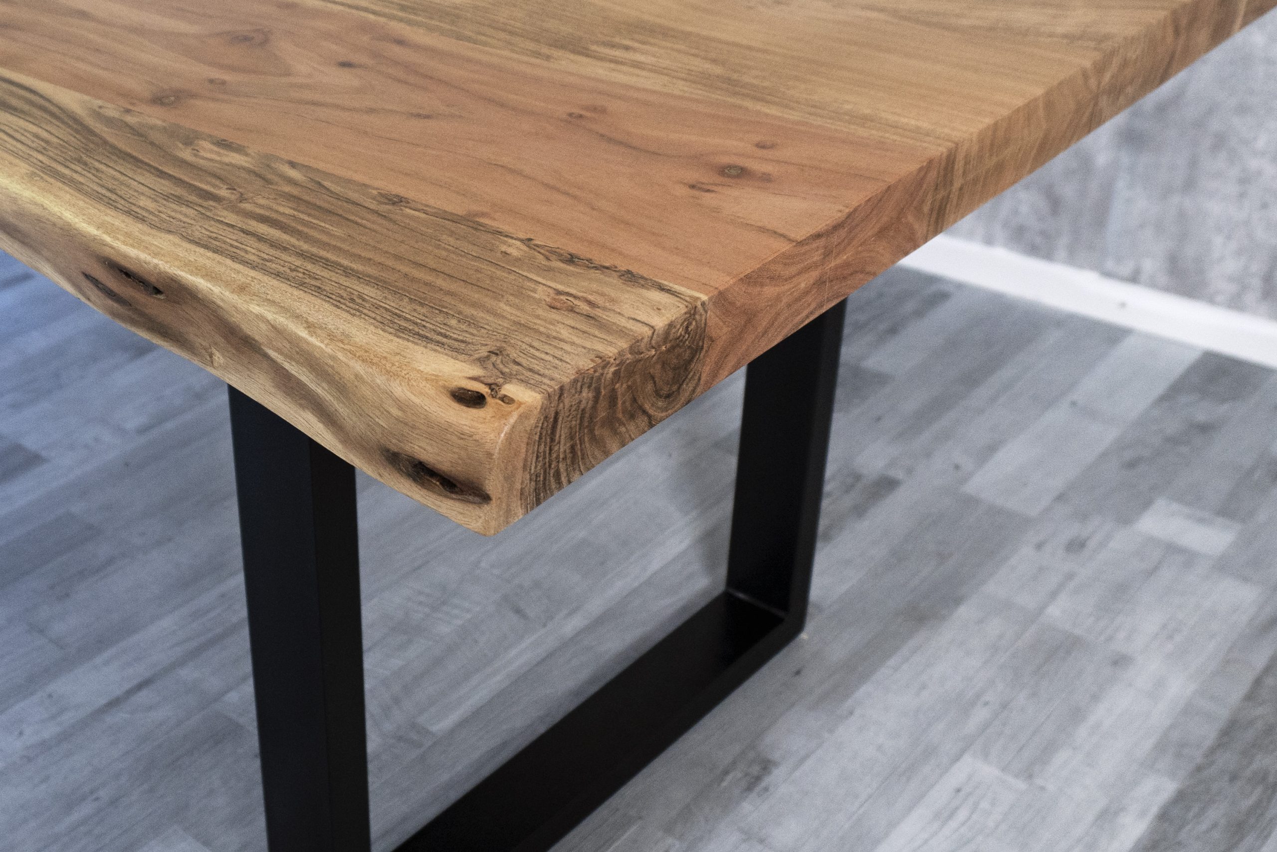 Esstisch Baumkante 260 x 120 cm Akazie Natur massiv U-Gestell schwarz CALINDA – Bild 4