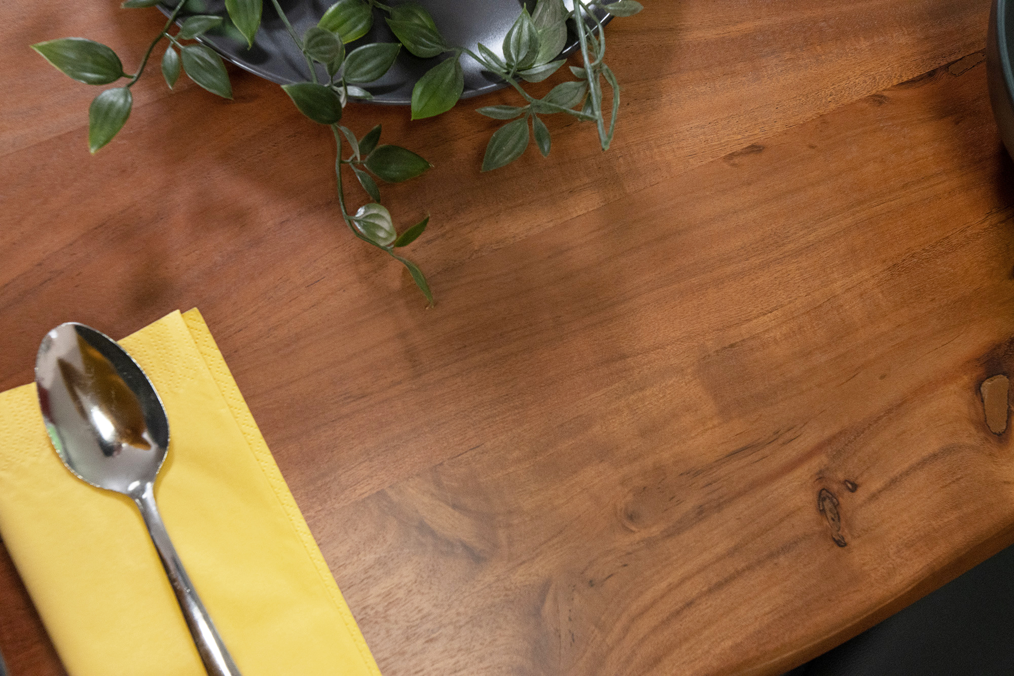 Esstisch Baumkante Akazie massiv 50mm Nussbaum 140 x 80 cm U-Gestell schwarz CALI – Bild 7