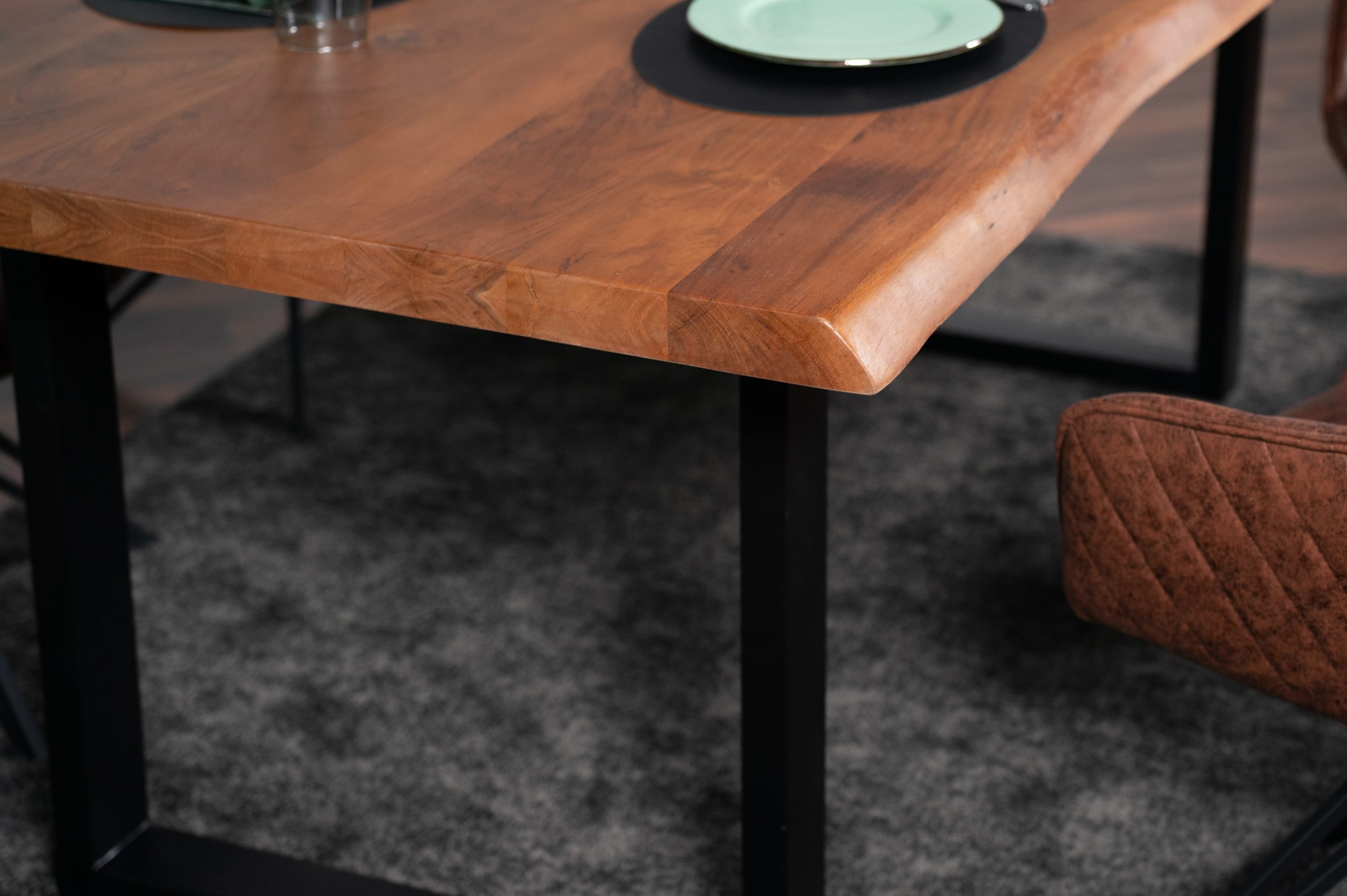 Esstisch Baumkante Akazie massiv 50mm Nussbaum 260 x 100 cm U-Gestell schwarz CALI – Bild 5