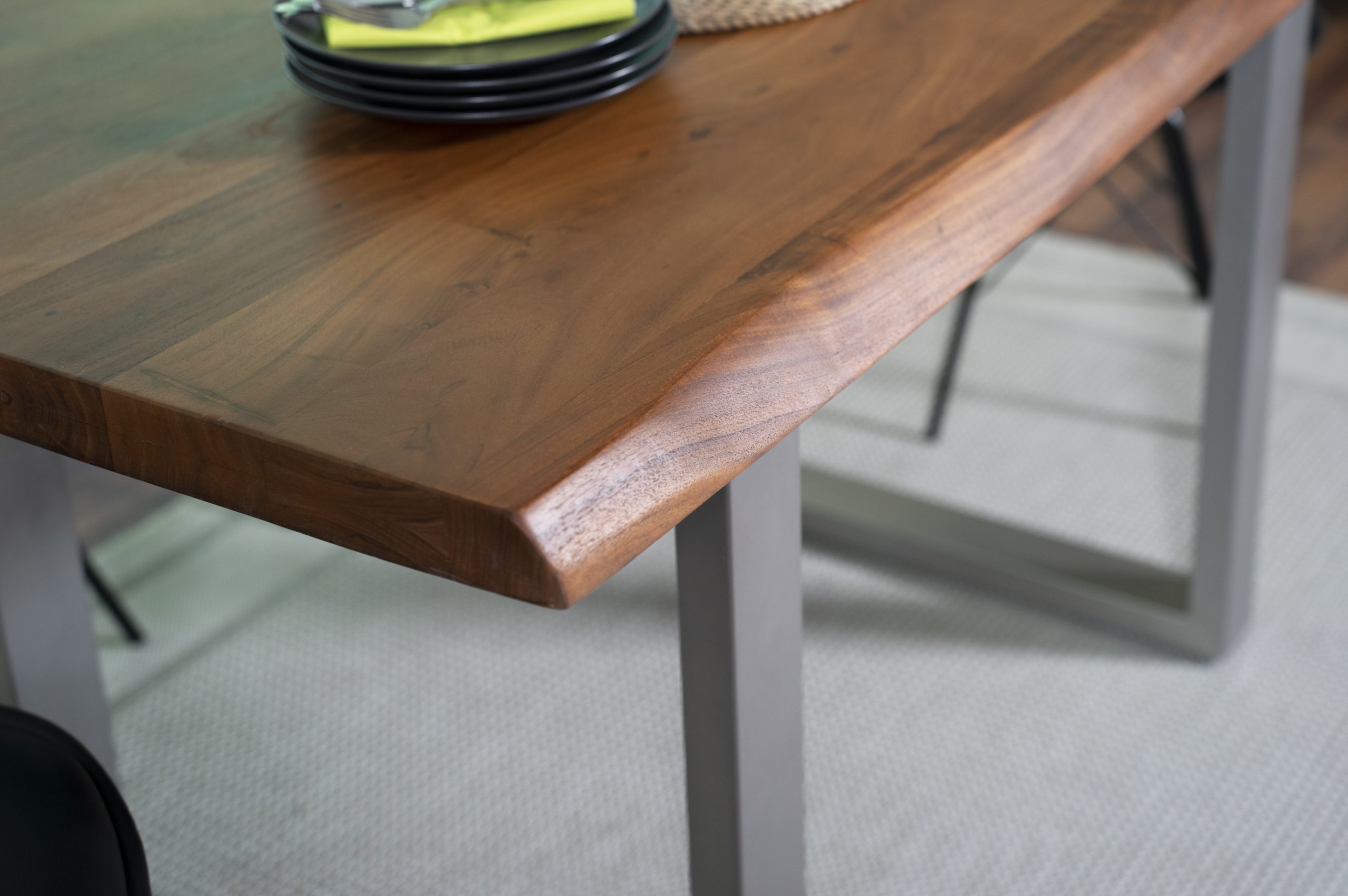Esstisch Baumkante Akazie massiv 50mm Nussbaum 140 x 80 cm U-Gestell silber CALI – Bild 4