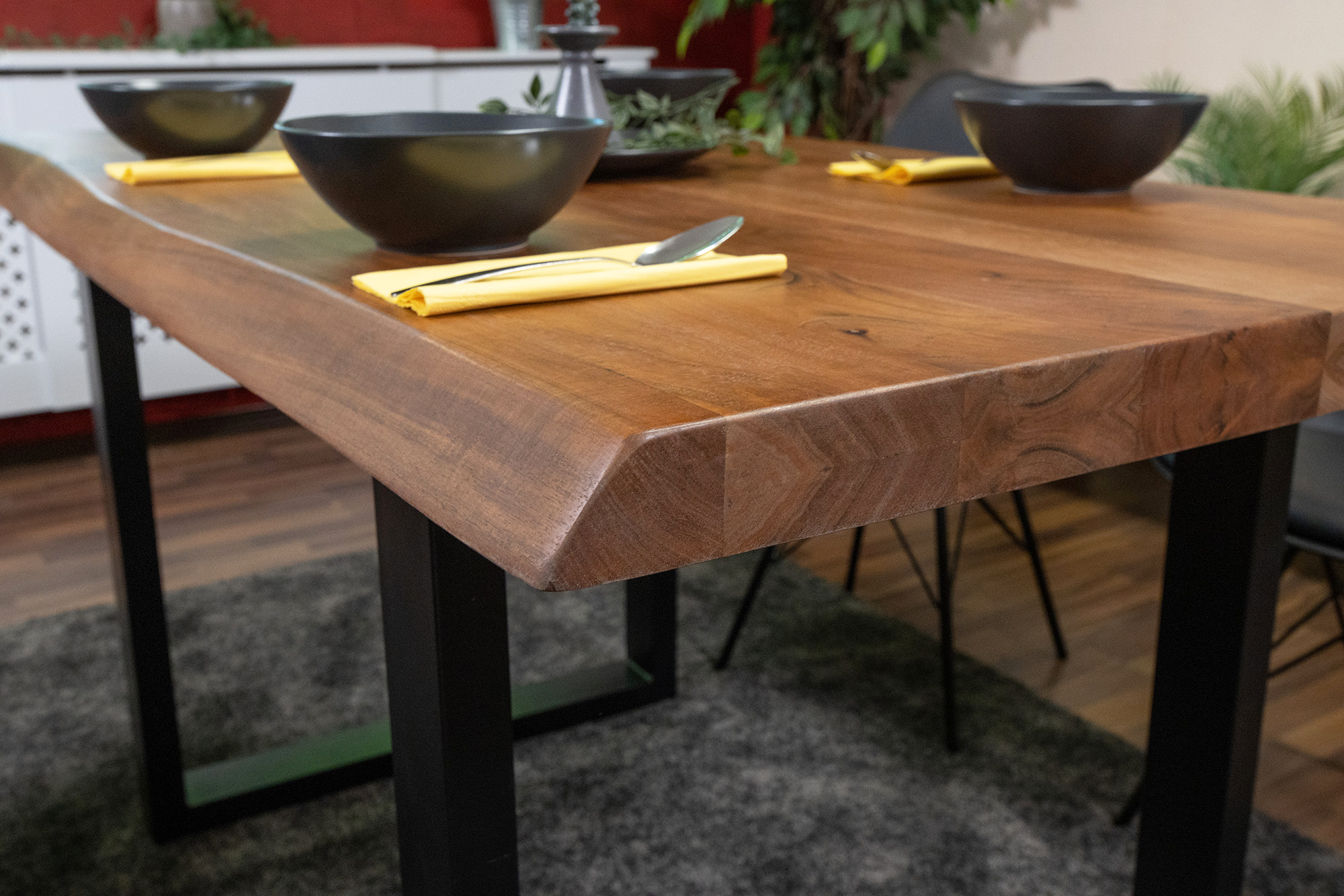 B-Ware Esstisch Baumkante Akazie massiv 50mm Nussbaum 260 x 100 cm U-Gestell schwarz CALI – Bild 5