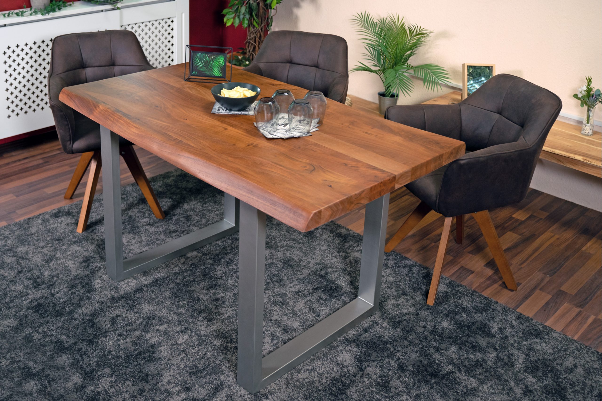 B-Ware Esstisch Baumkante Akazie massiv 50mm Nussbaum 200 x 100 cm U-Gestell silber CALI