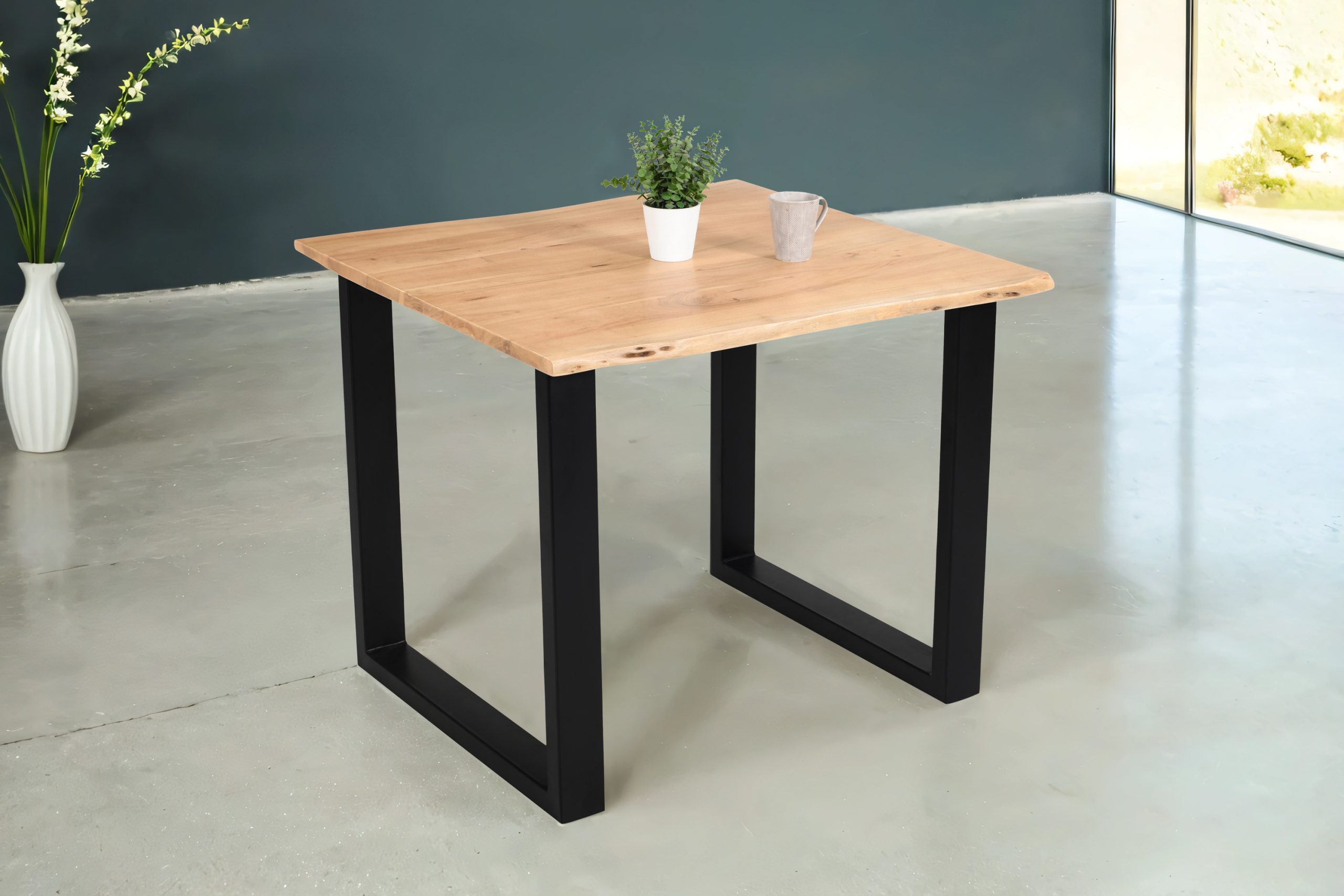 Esstisch Baumkante Akazie massiv eichenfarben 90 x 90 U-Gestell schwarz DEREK