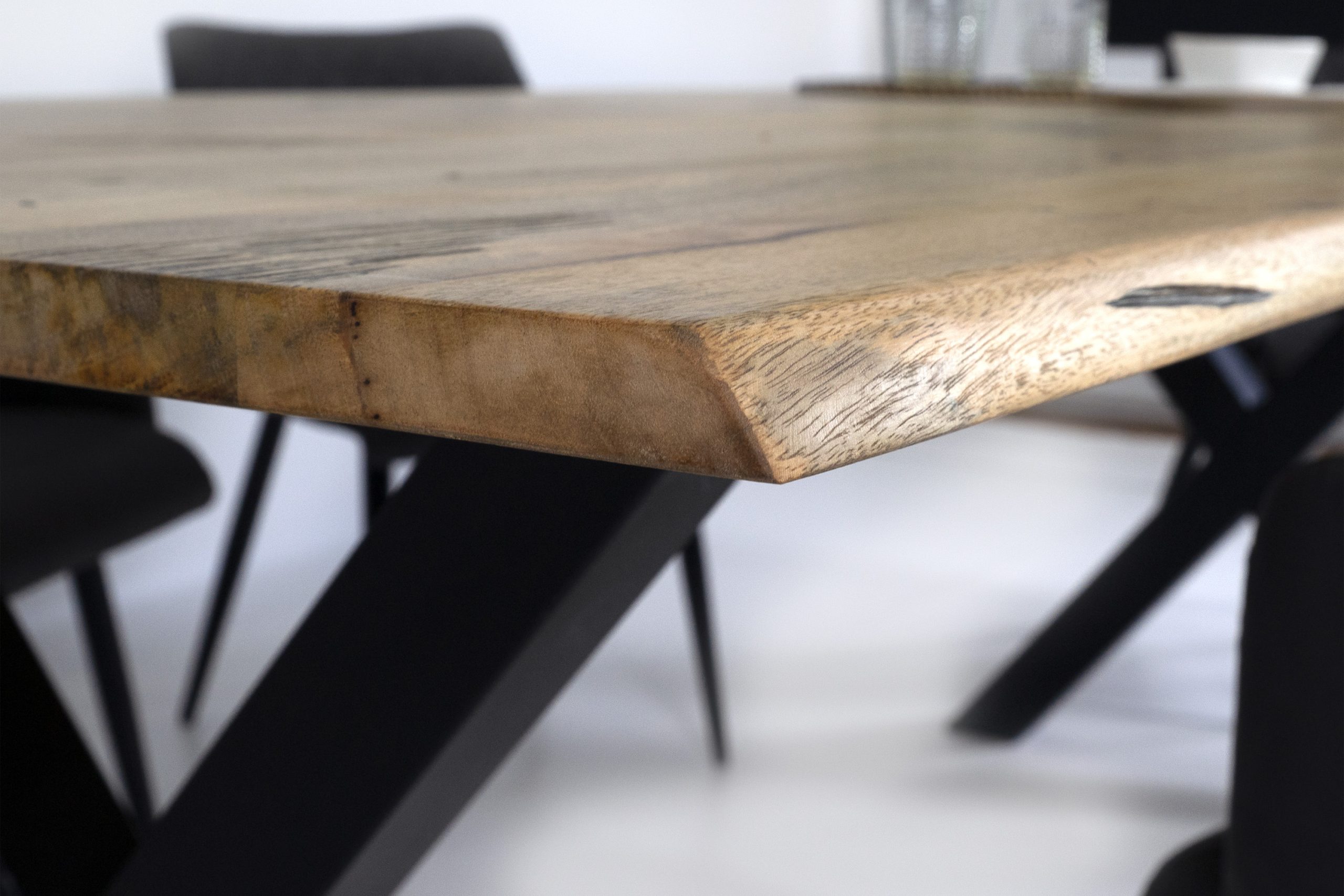 Baumkantentisch Mangoholz Esstisch Vintage-Optik 200 x 100 cm X-Gestell schwarz TIGER – Bild 5