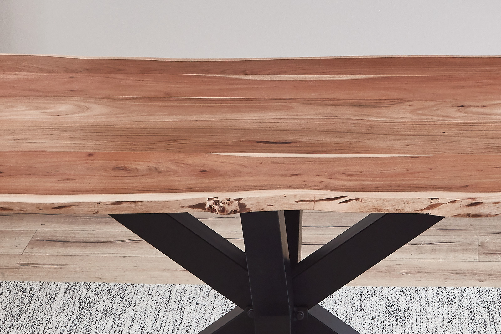 Esstisch Baumkante massiv Akazie natur 300 x 100 schwarz FELINA – Bild 4