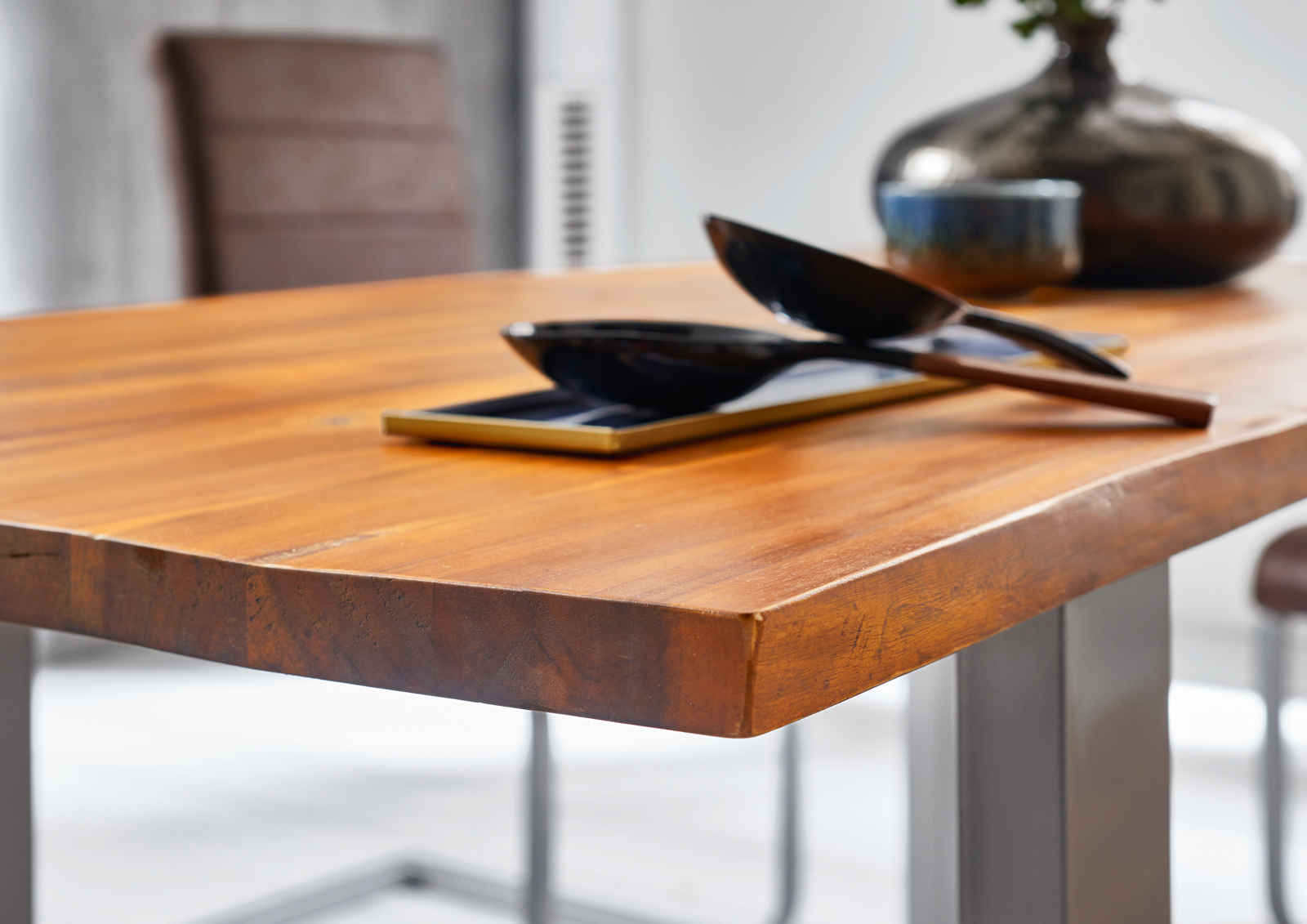 Esstisch 120 x 80 cm Baumkante massiv Akazie cognac U-Gestell silber IMKER – Bild 4