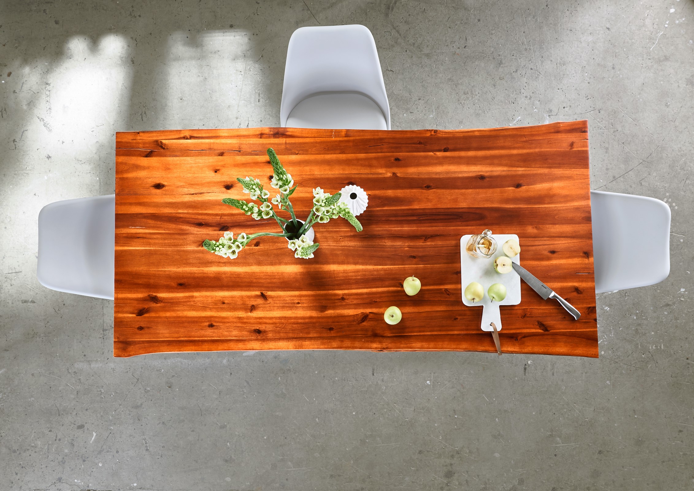 Esstisch 140 x 80 cm Baumkante massiv Akazie cognac U-Gestell silber IMKER – Bild 6