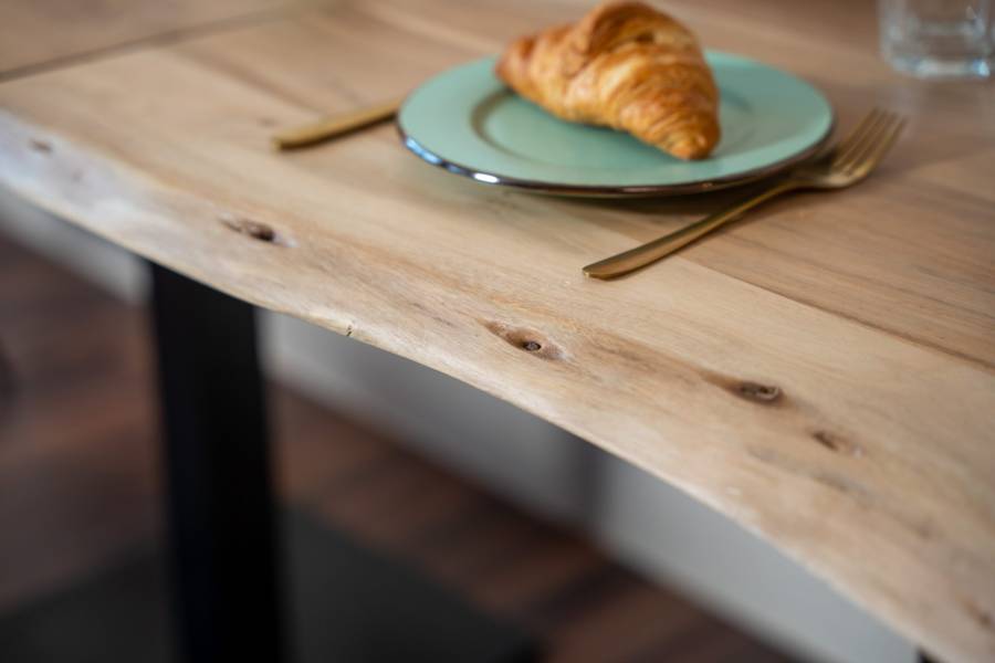 SAM_NEU-Esszimmer-Baumkante-Tische-Iris-80x80Naturfarben-Iris_natur_06