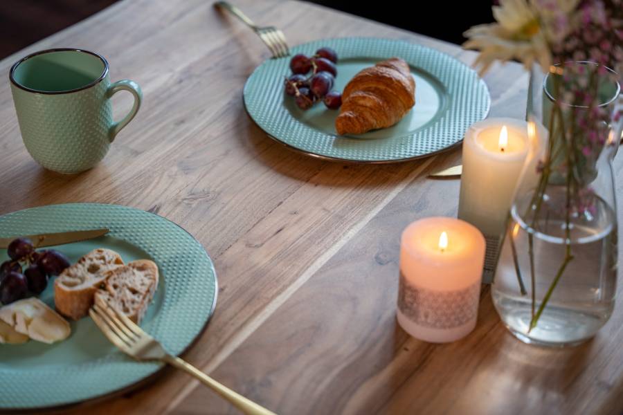 SAM_NEU-Esszimmer-Baumkante-Tische-Iris-80x80Naturfarben-Iris_natur_09