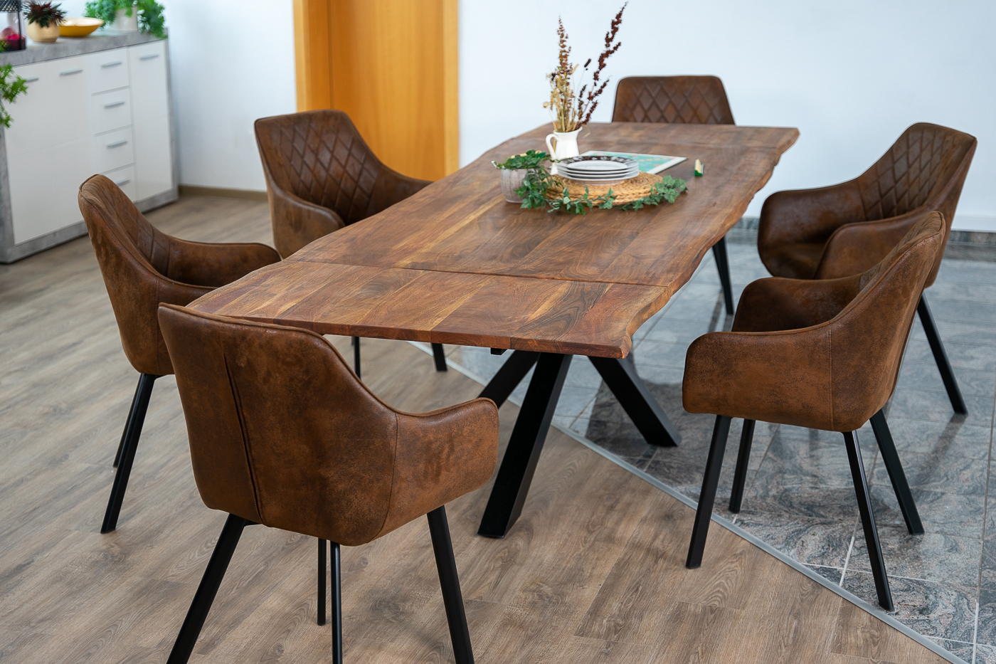 B-Ware Esstisch mit Ansteckplatten, Baumkante massiv Akazie nougat 160(260)x90 cm Spider-Gestell Schwarz JANNIK