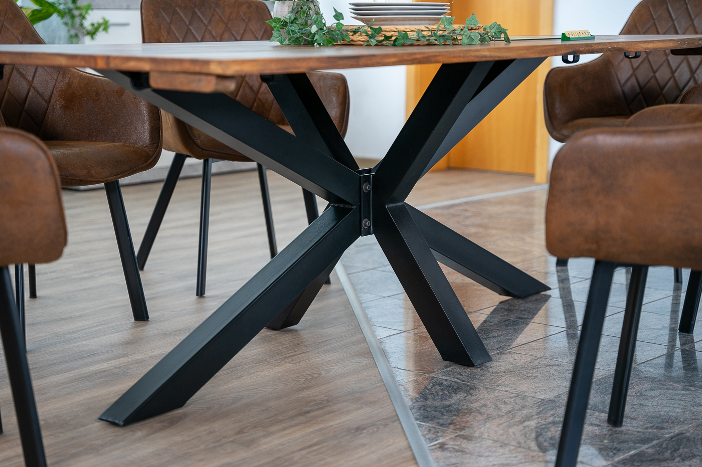 B-Ware Esstisch mit Ansteckplatten, Baumkante massiv Akazie nougat 200(300)x100 cm Spider-Gestell Schwarz JANNIK – Bild 6