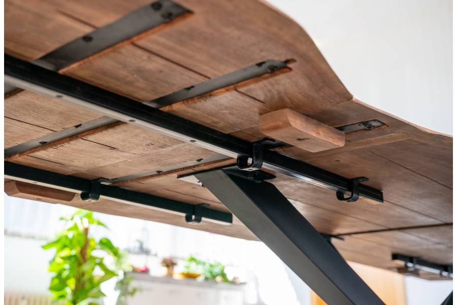 SAM_NEU-Esszimmer-Baumkante-Tische-Janosh-nougat-140-Janosh_nougatfarben_schwarz_06