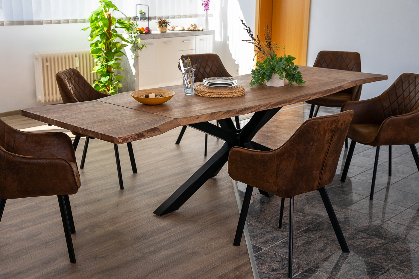 B-Ware Esstisch Baumkante massiv Akazie nougat 200(300)x100 schwarz JANOSH