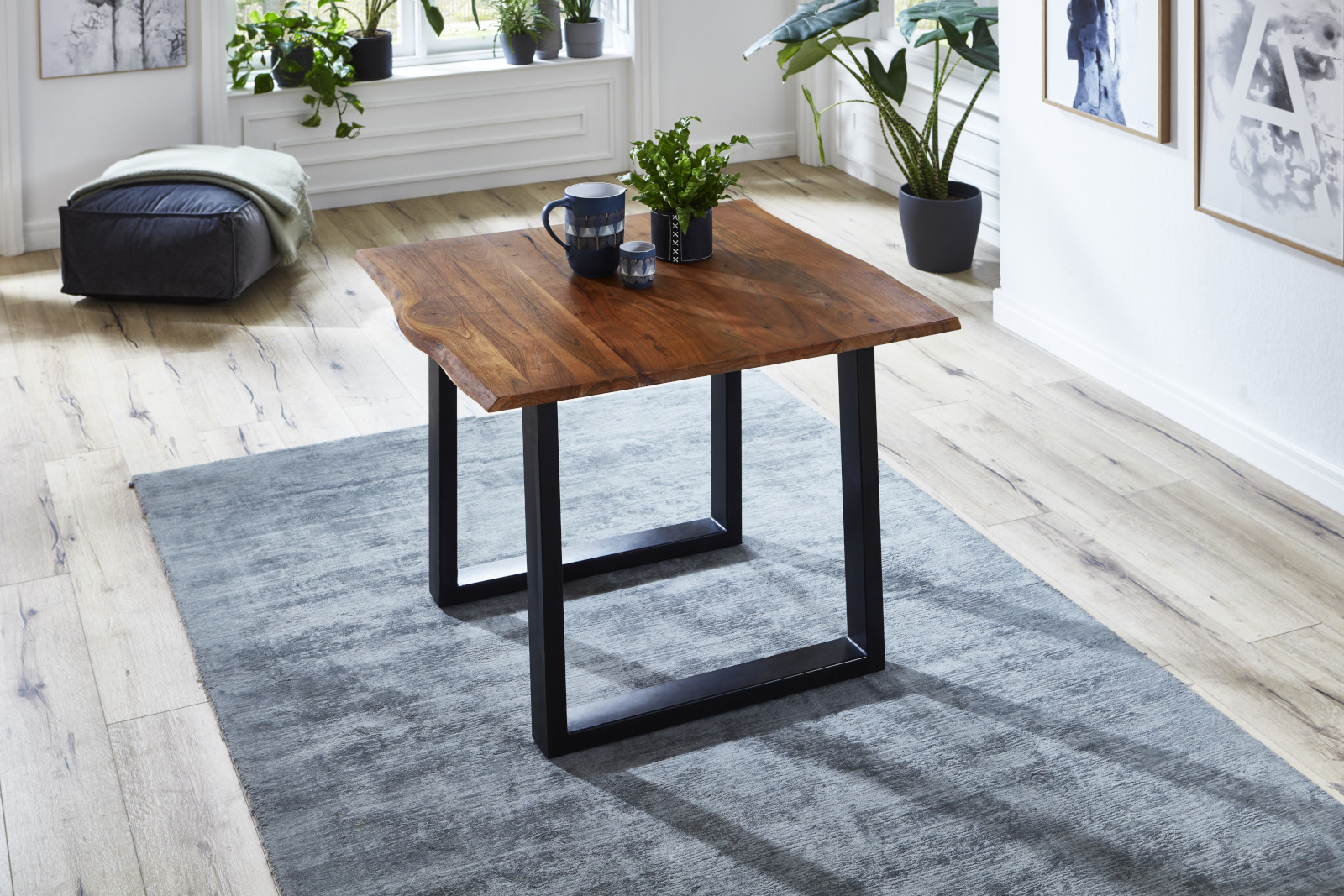 B-Ware Esstisch Baumkante massiv Akazie nussbaum 80 x 80 schwarz NOAH