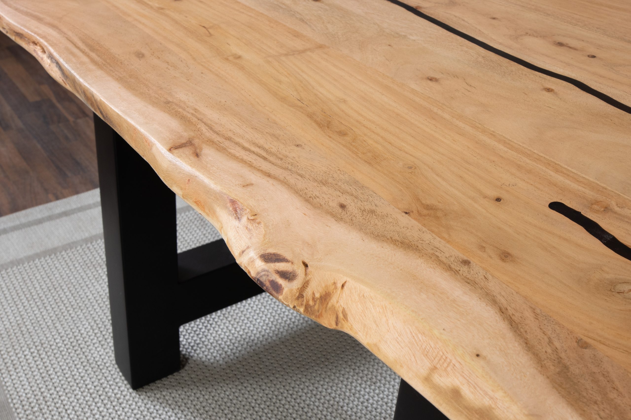 Baumkantentisch Akazie natur mit schwarzen Resin-Adern 120 x 80 A-Gestell schwarz POLLY – Bild 5
