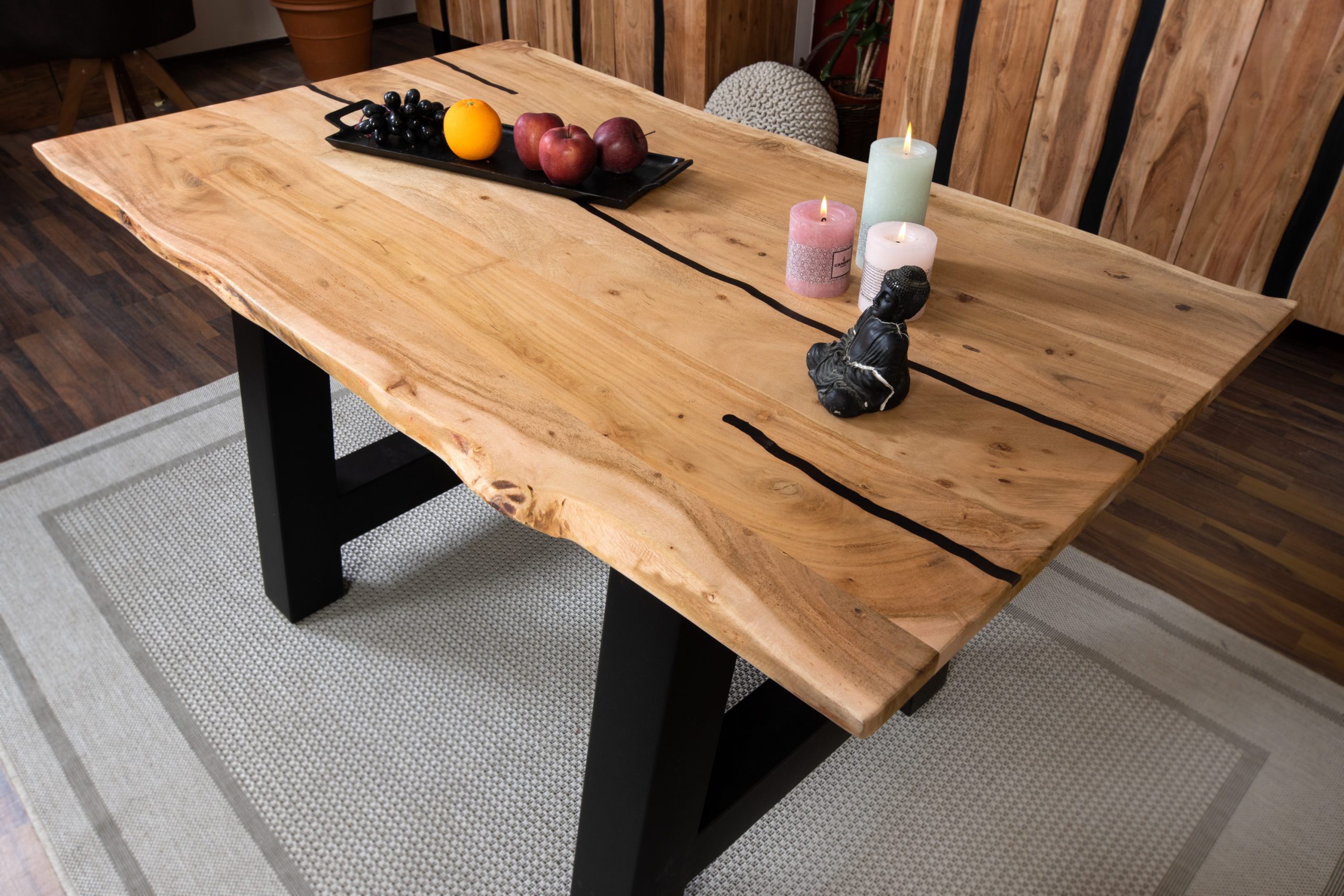 Baumkantentisch Akazie natur mit schwarzen Resin-Adern 140 x 80 cm A-Gestell schwarz POLLY