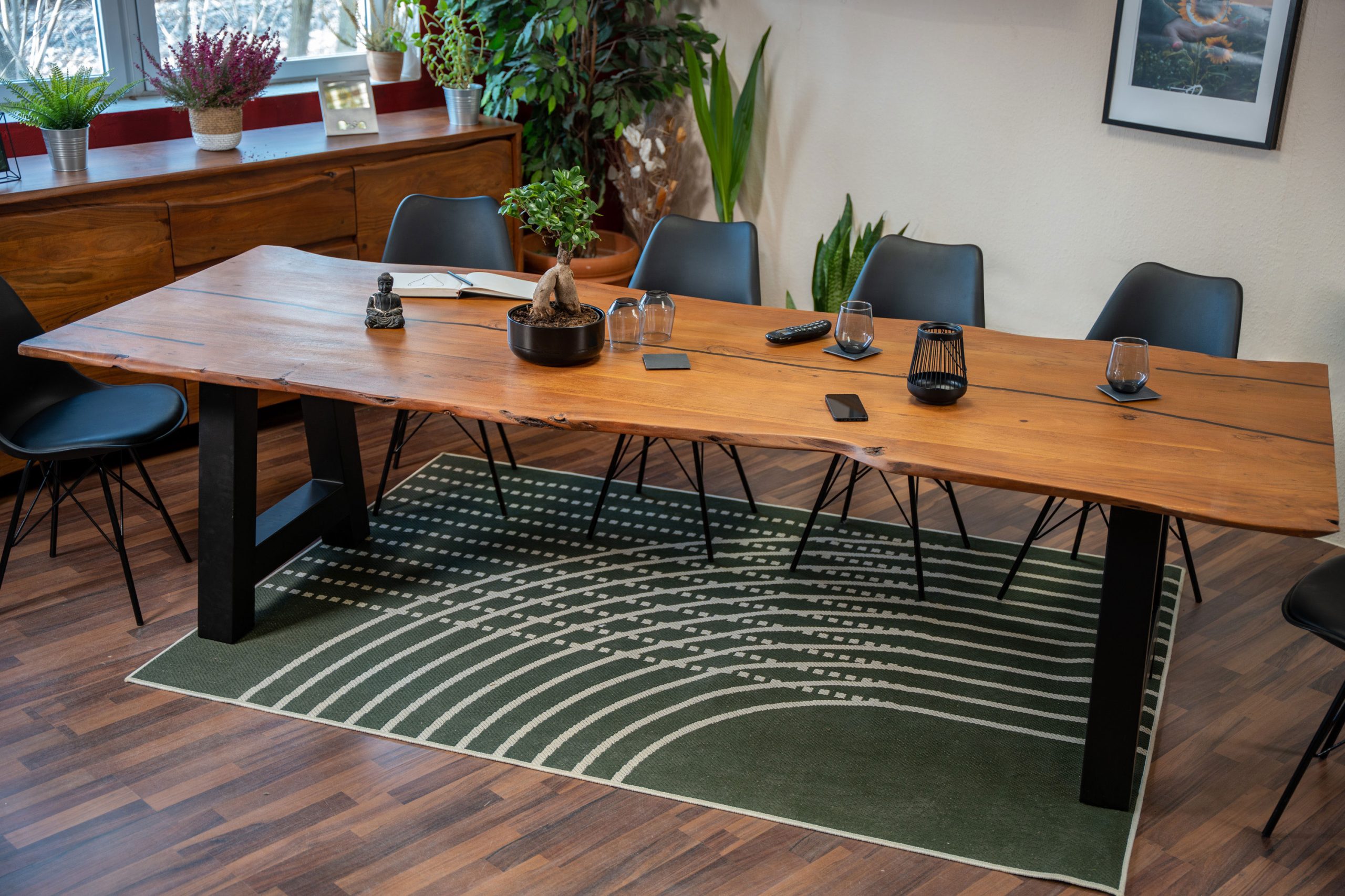 Baumkantentisch Akazie nussbaum mit schwarzen Resin-Adern 240 x 100 cm A-Gestell schwarz POLLY