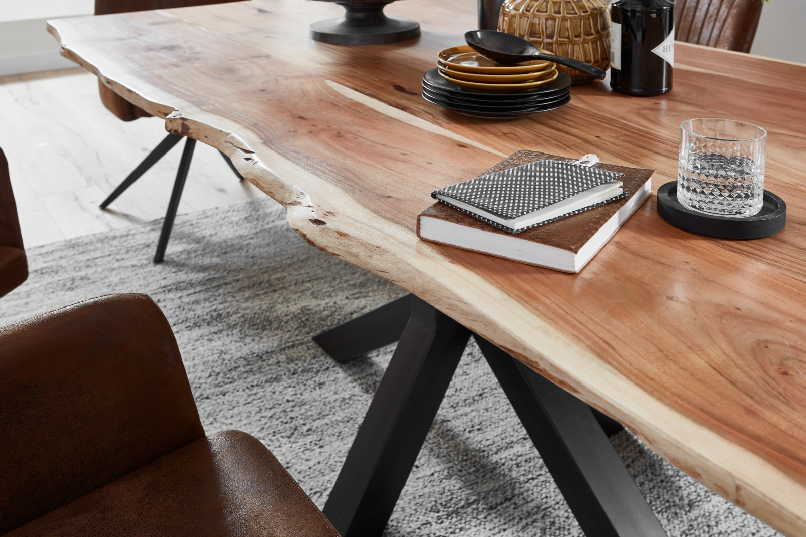 Esstisch Baumkante Akazie Natur 140 x 80 cm schwarz QUINCY – Bild 4