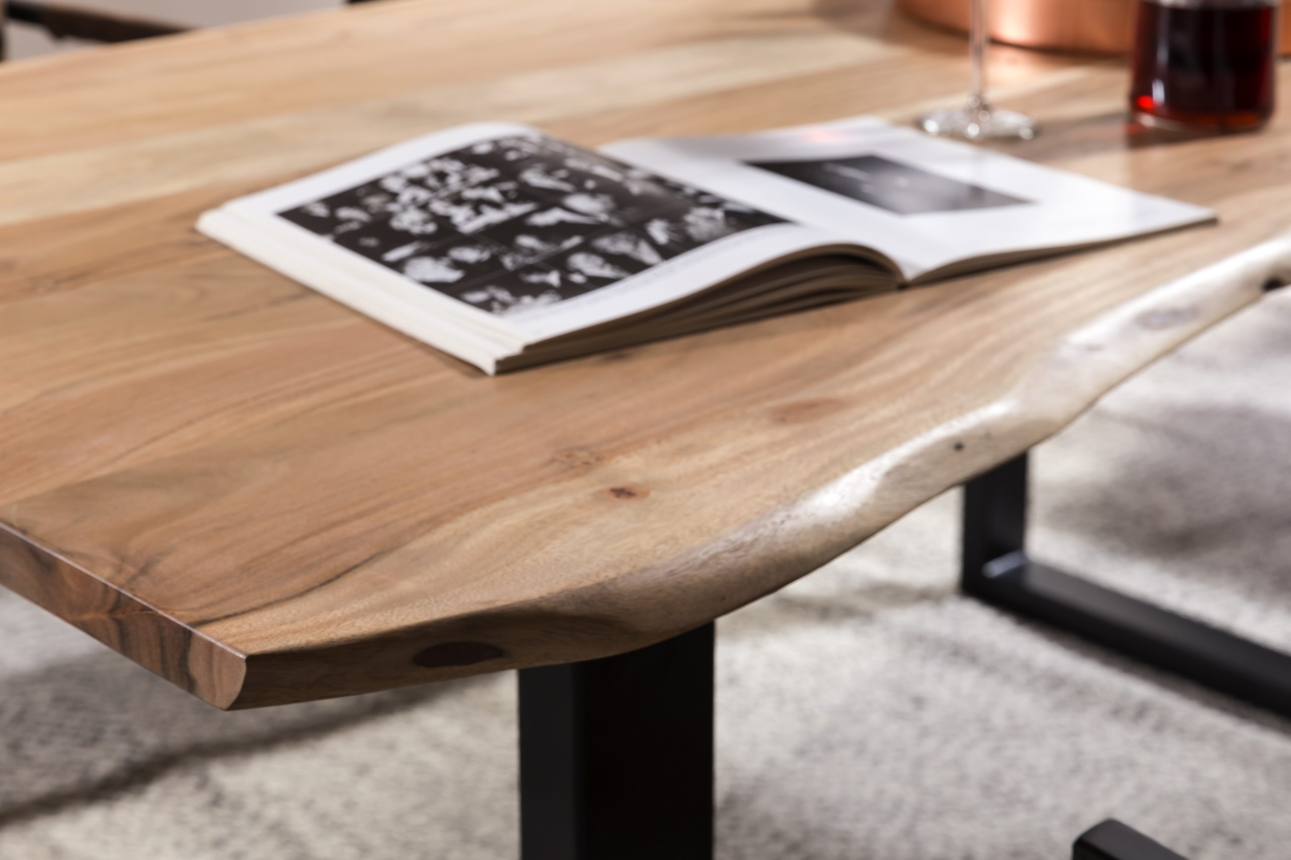 Essgruppe 5tlg. 140 x 80 cm Baumkante Akazie natur massiv 4x Schalenstühle Schwarz U-Gestell Schwarz QUINN – Bild 6