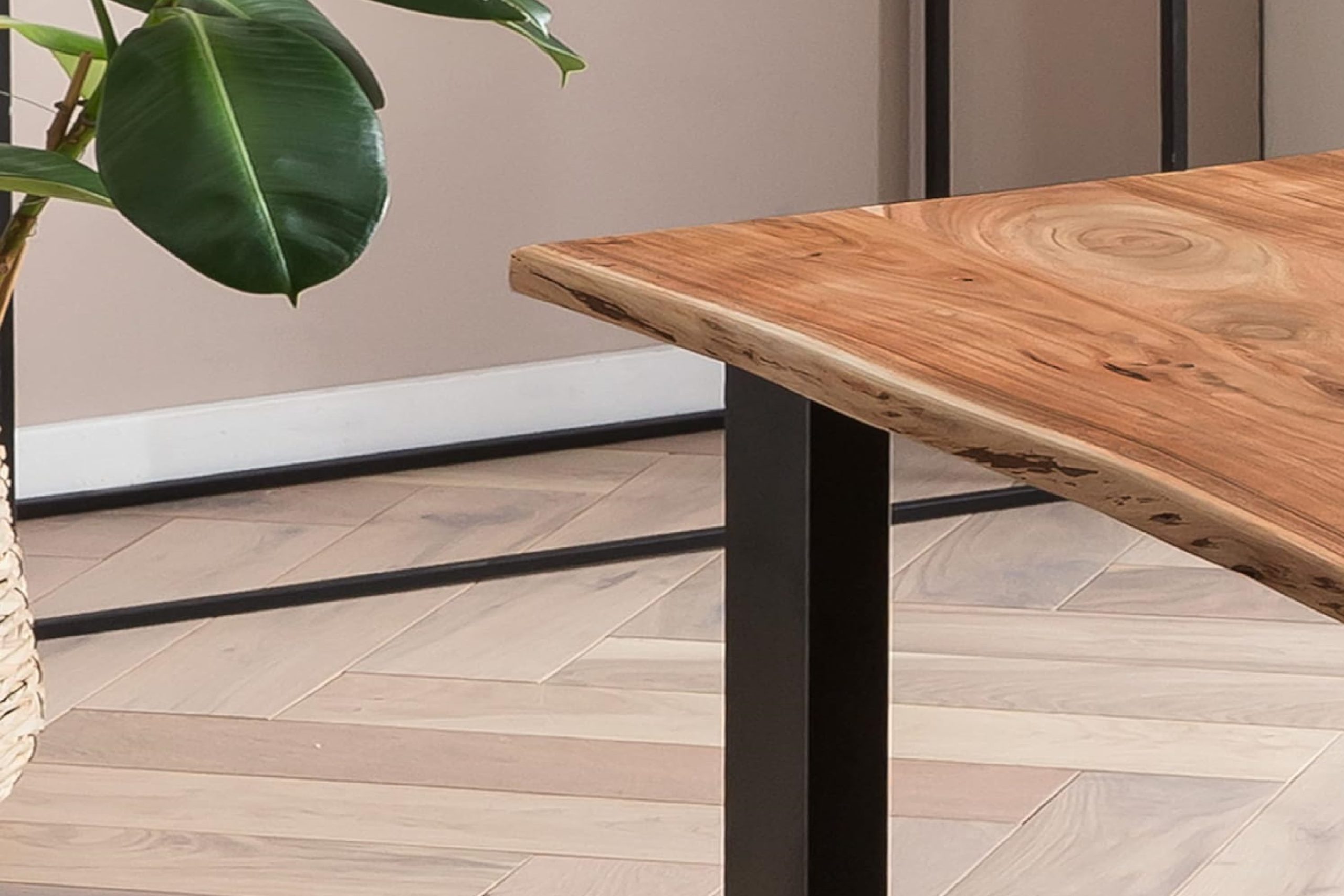 Essgruppe 3tlg. 90 x 90 cm Baumkante Akazie nussbaum massiv 2x Schalenstühle Grau U-Gestell Schwarz QUINN – Bild 6