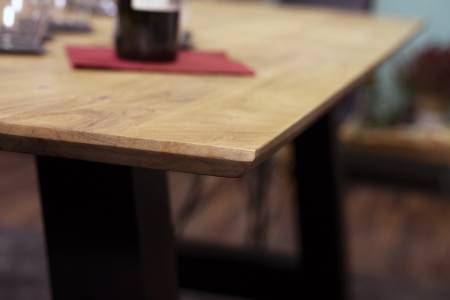 SAM_NEU-Esszimmer-Esszimmertische-Amalie_Schweizerkante-A-Gestell-140-Amalie_A_Gestell_140_04