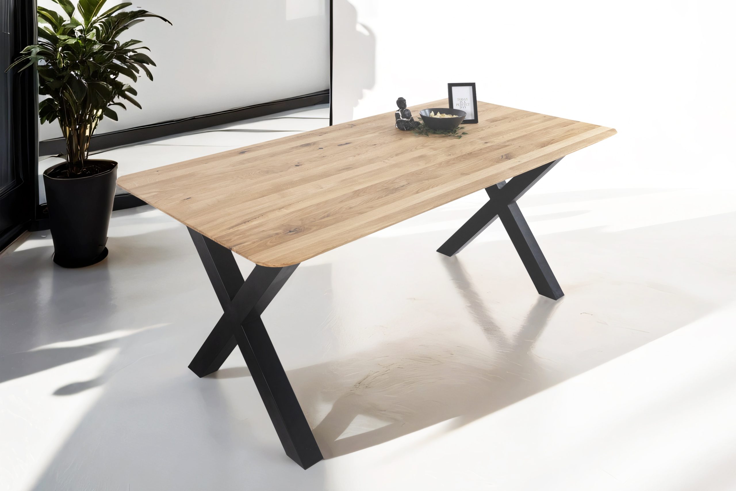 Esszimmertisch Schweizer Kante / runde Ecken massiv & geölt Eiche 200x100 schwarz X-Gestell Lotte