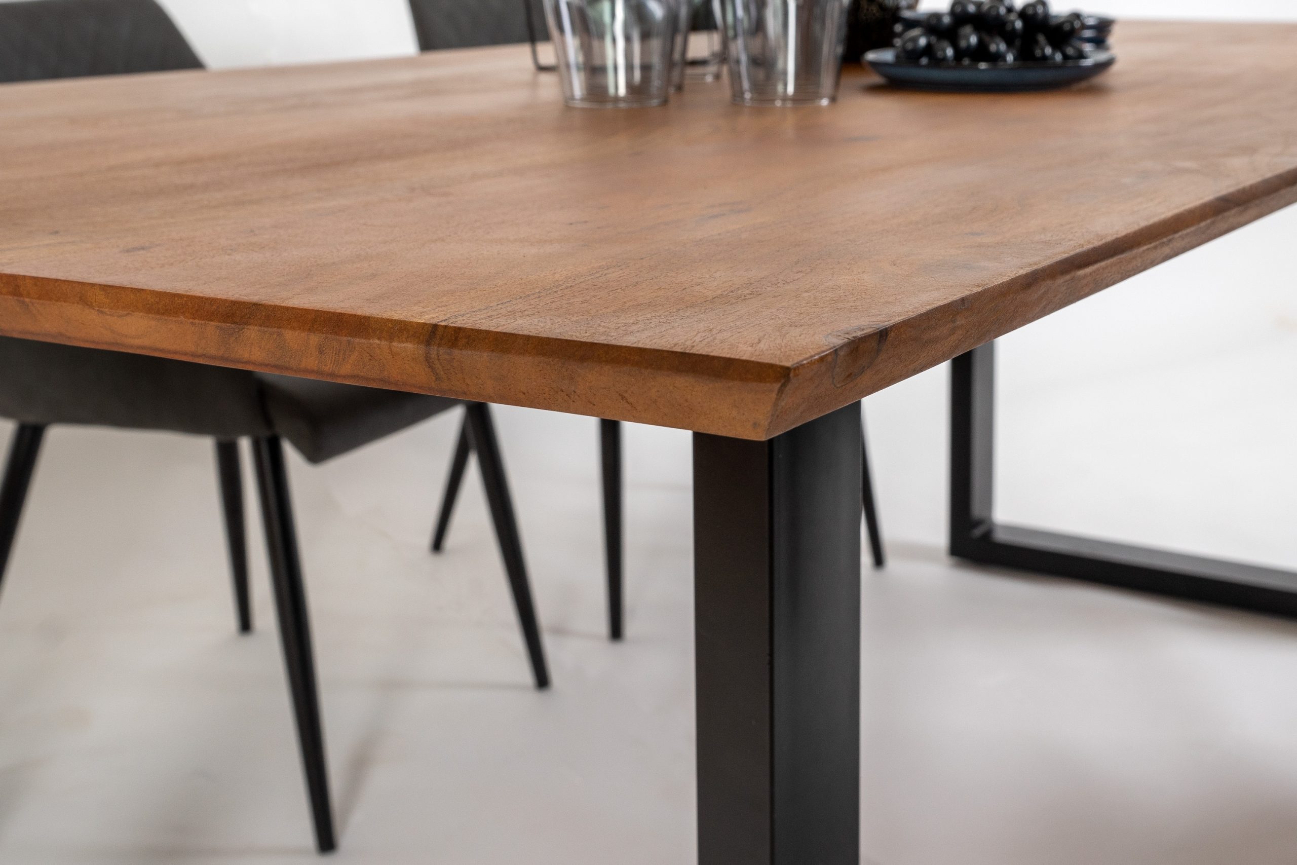 Esstisch 220x100cm Akazie massiv nussbaum Schweizer Kante U-Gestell ATLANTA – Bild 4