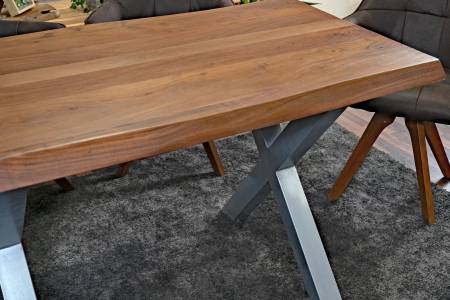 SAM_NEU-Esszimmer-Baumkante-Tische-Cali_aufgedoppelt-X_Gestell-BKT-nuss-silber-120-BKT_Cali_04