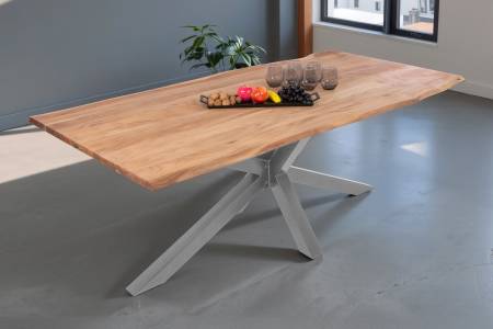 Esstisch Baumkante Akazie massiv eichenfarben 140 x 80 cm Spider-Gestell silber DEREK