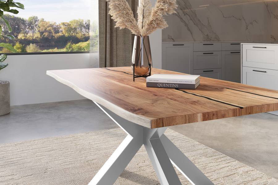 SAM_NEU-Esszimmer-Baumkante-Tische-Polly-Natur-Spider-silber-180-BKT_Polly_Akazie_natur_resin_180_Spider_silber_neu_04