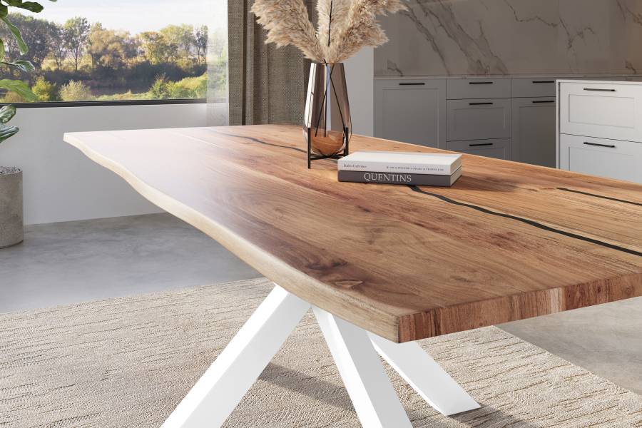 SAM_NEU-Esszimmer-Baumkante-Tische-Polly-Natur-Spider-weiss-280-BKT_Polly_Akazie_natur_resin_280_Spider_weiss_neu_04-3