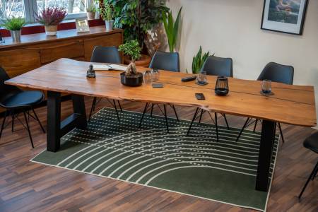 Baumkantentisch Akazie nussbaum mit schwarzen Resin-Adern 240 x 100 cm A-Gestell schwarz POLLY