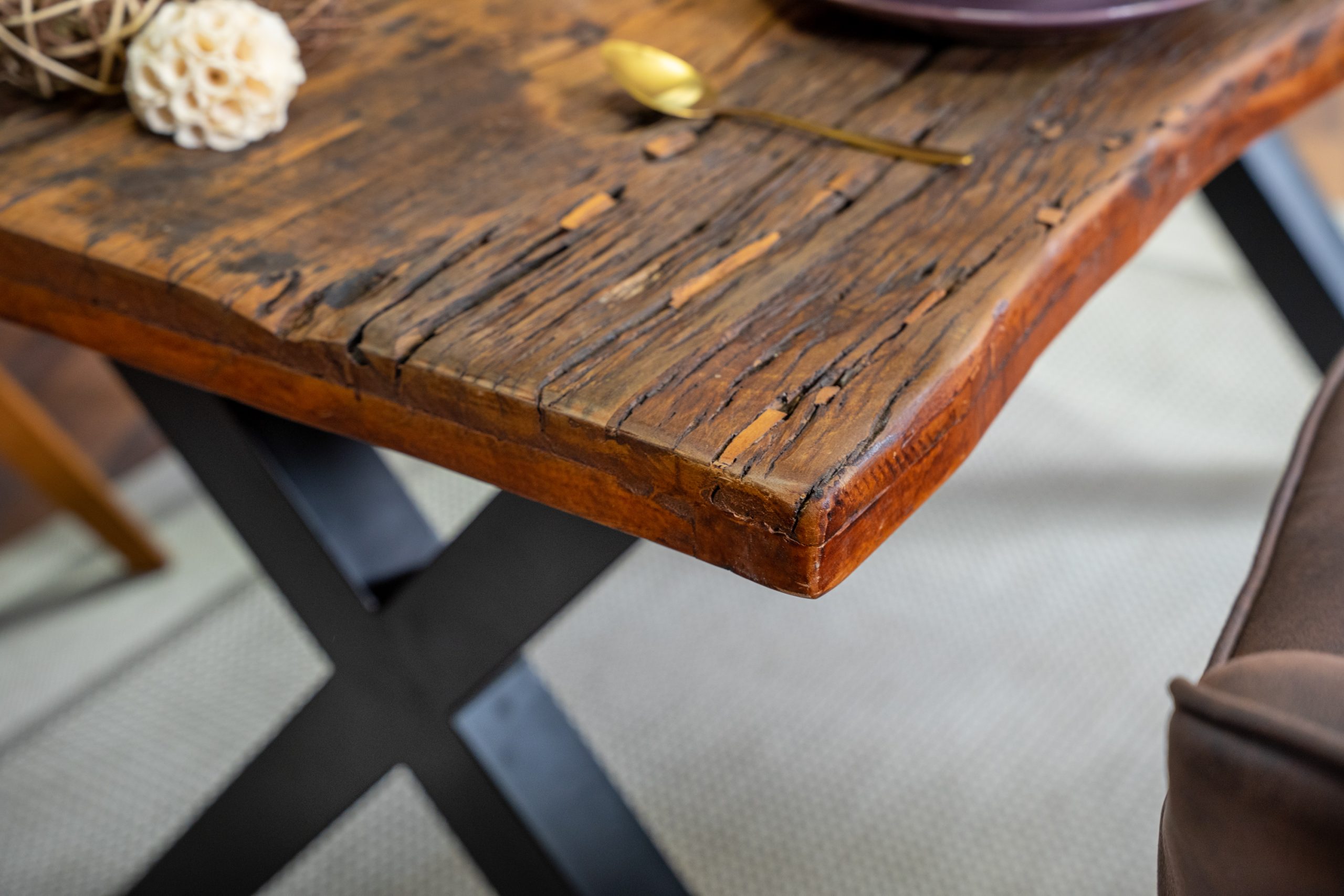 Baumkantentisch Rough Wood Platte 200 x 100 cm X-Gestell schwarz RAMON – Bild 5