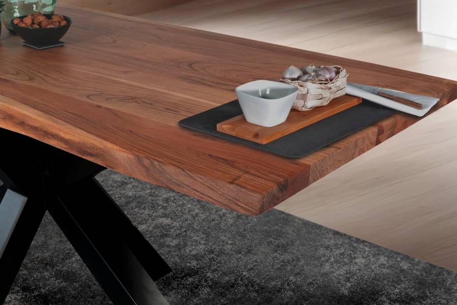 SAM_NEU-Esszimmer-Baumkante-Tische-Tim-nuss-260-BKT_Tim_nussbaum_04-1