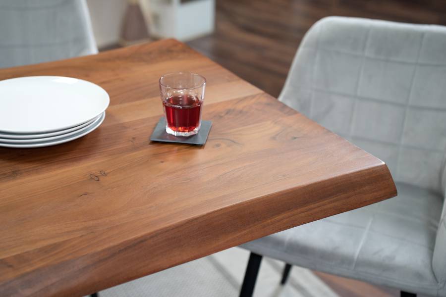 SAM_NEU-Esszimmer-Baumkante-Tische-Cali_aufgedoppelt-Spider_Gestell-BKT-nuss-schwarz-140-BKT_Cali_04-2