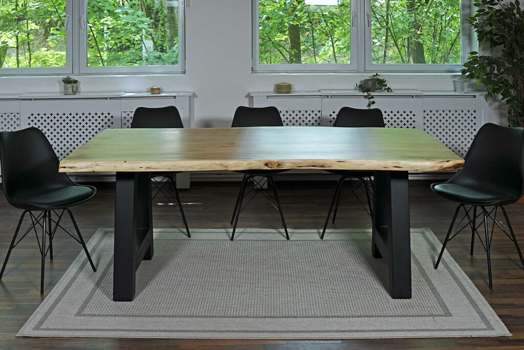 SAM_NEU-Esszimmer-Baumkante-Tische-Cali_aufgedoppelt-A_Gestell-natur-schwarz-220-Cali_natur_schwarz_220_neu_03