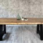 SAM_NEU-Esszimmer-Baumkante-Tische-Cali_aufgedoppelt-A_Gestell-natur-schwarz-280-BKT_Cali_natur_schwarz_280_02