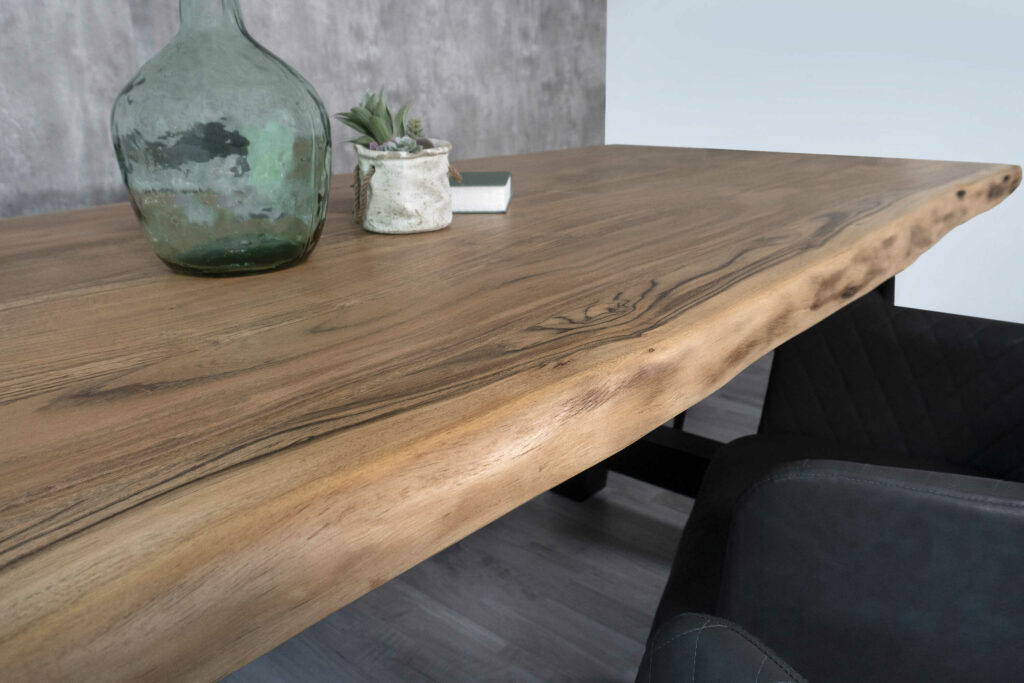 SAM_NEU-Esszimmer-Baumkante-Tische-Cali_aufgedoppelt-A_Gestell-natur-schwarz-300-BKT_Cali_natur_schwarz_300_04