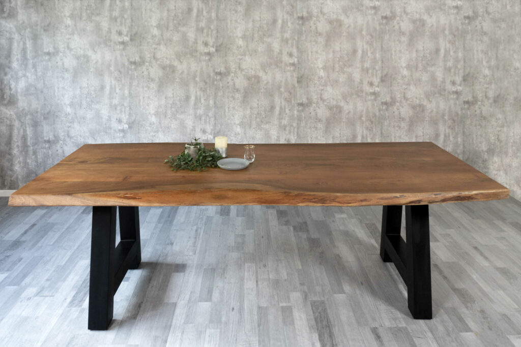 SAM_NEU-Esszimmer-Baumkante-Tische-Cali_aufgedoppelt-A_Gestell-nuss-schwarz-240-BKT_Cali_nuss_schwarz_240_02