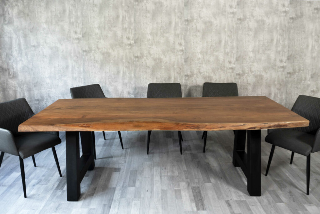 SAM_NEU-Esszimmer-Baumkante-Tische-Cali_aufgedoppelt-A_Gestell-nuss-schwarz-240-BKT_Cali_nuss_schwarz_240_06