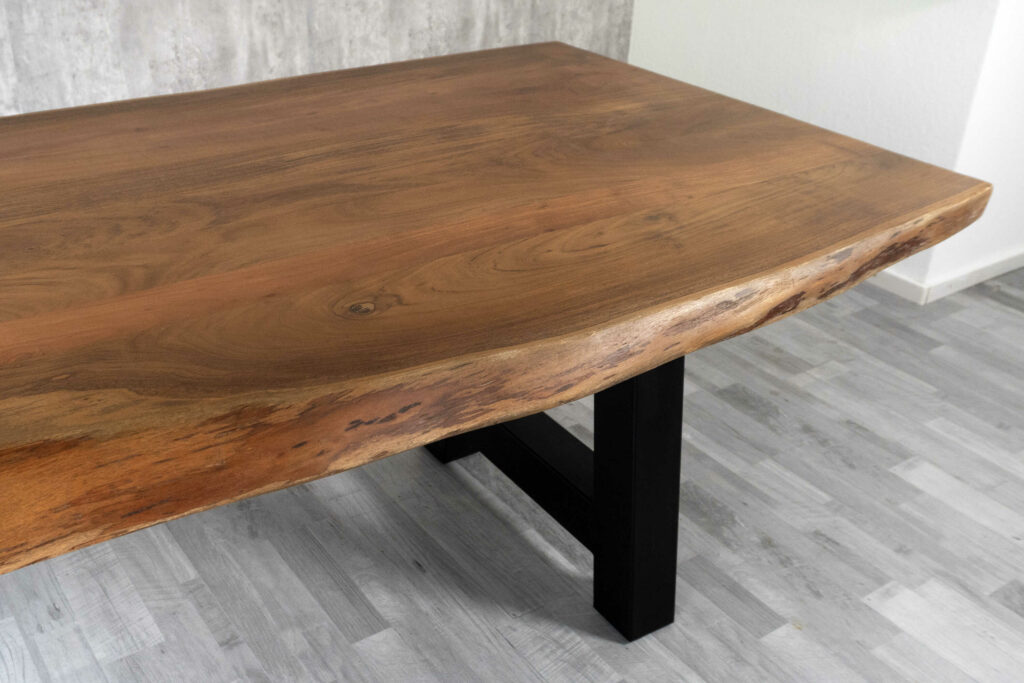 SAM_NEU-Esszimmer-Baumkante-Tische-Cali_aufgedoppelt-A_Gestell-nuss-schwarz-260-BKT_Cali_nuss_schwarz_260_04